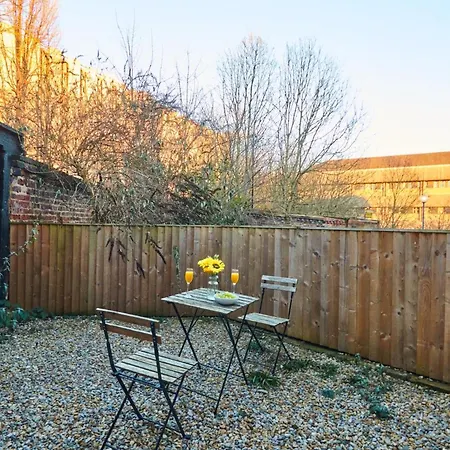 Perfect For Professionals In Ls1 & Lgi - Private Garden! Contact Us For Better Offers! Apartment Leeds (West Yorkshire)