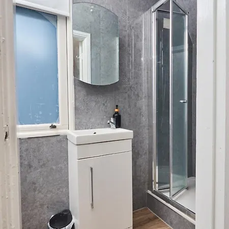 Apartment Perfect For Professionals In Ls1 & Lgi - Private Garden! Contact Us For Better Offers! Leeds (West Yorkshire)