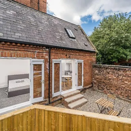 Apartment Perfect For Professionals In Ls1 & Lgi - Private Garden! Contact Us For Better Offers! *
